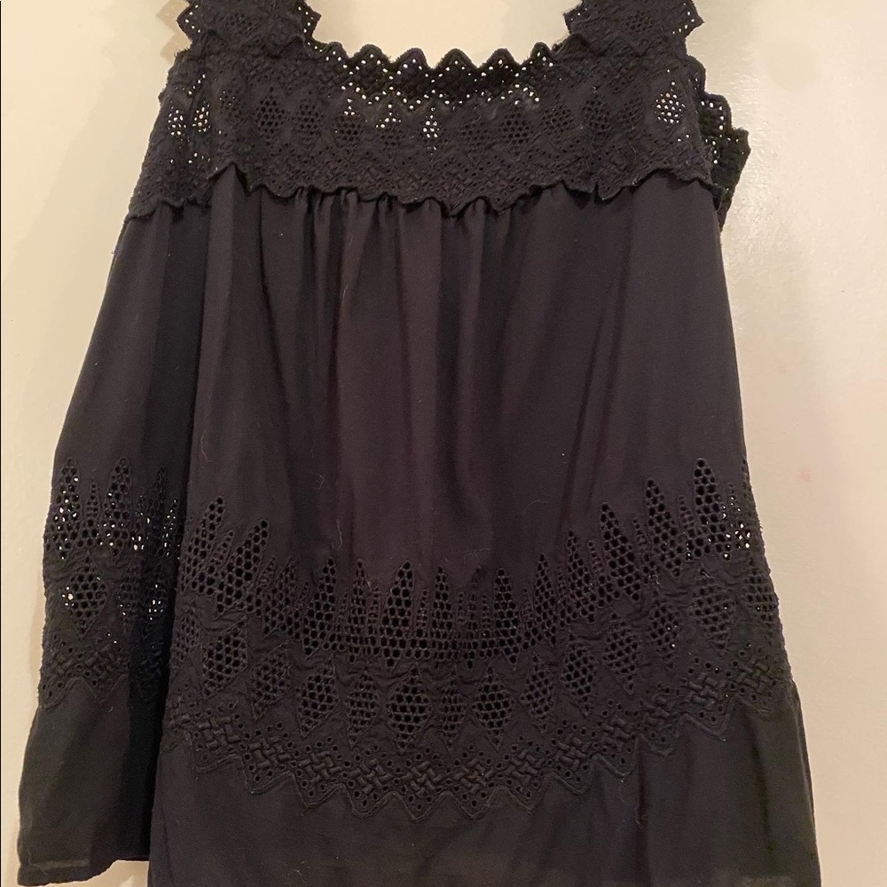 Old Navy black sleeveless linen top w/ embroidery detailings. Size: Small